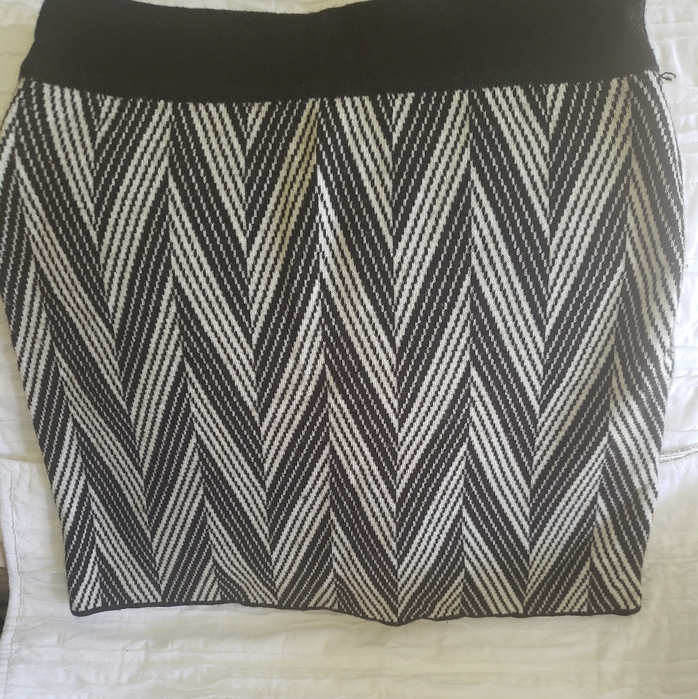 Fenn Wright & Manson Sweater skirt with elastic waste, size small, black & cream